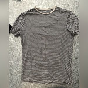 Men’s navy and white pinstripe T-shirt size small